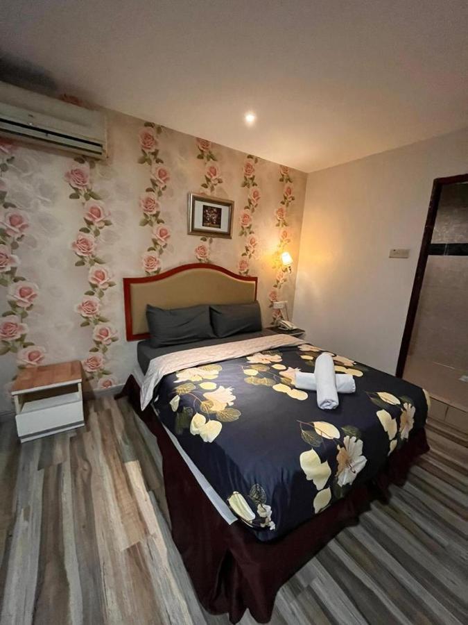 Mr Hotel Nusa Bestari Скудай Екстериор снимка