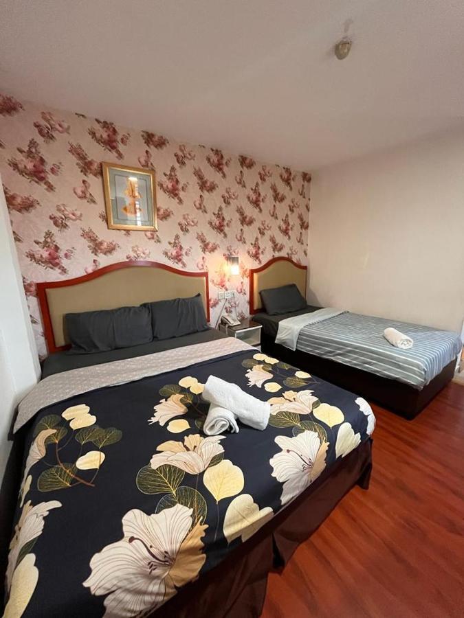 Mr Hotel Nusa Bestari Скудай Екстериор снимка