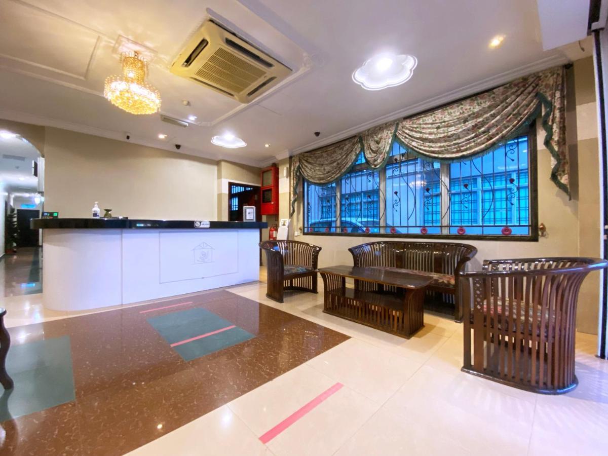 Mr Hotel Nusa Bestari Скудай Екстериор снимка