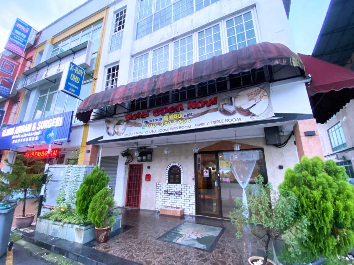 Mr Hotel Nusa Bestari Скудай Екстериор снимка