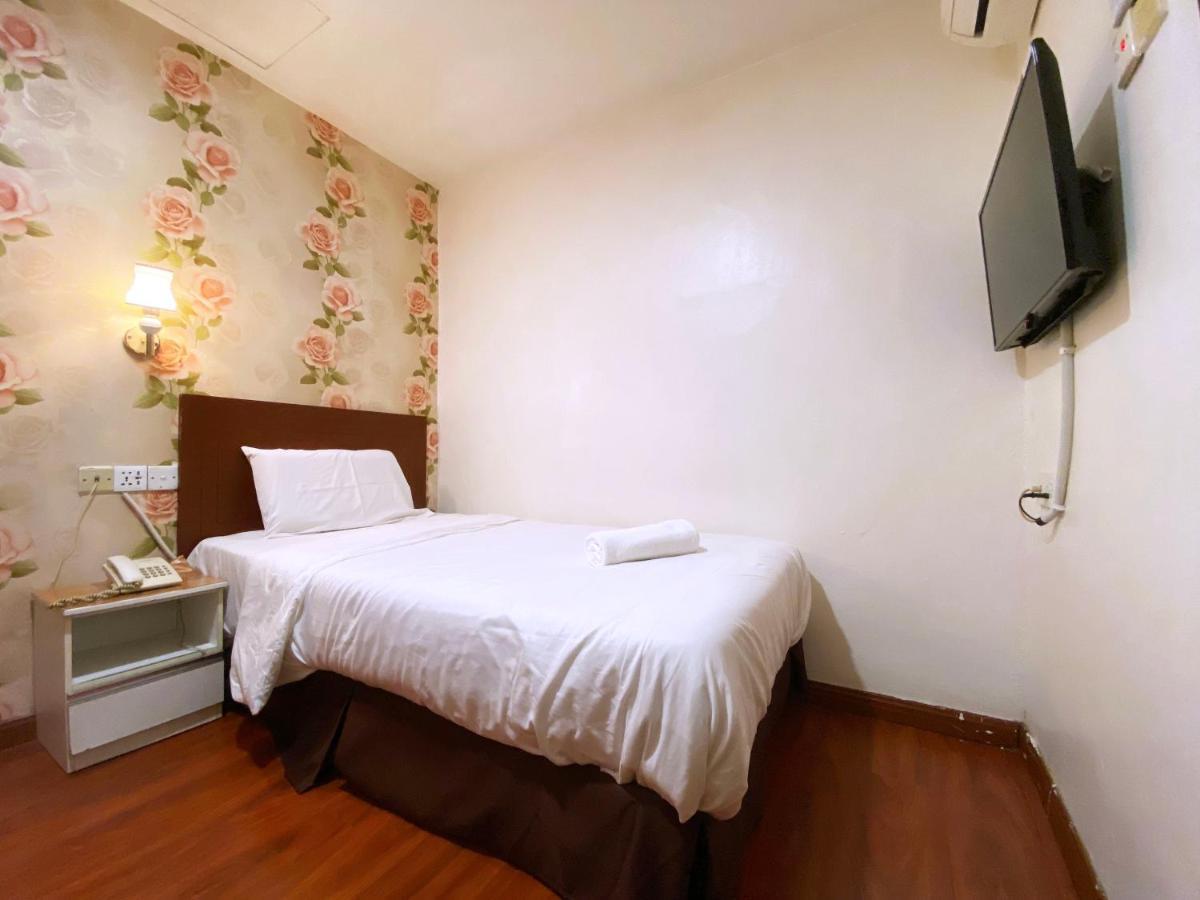 Mr Hotel Nusa Bestari Скудай Екстериор снимка
