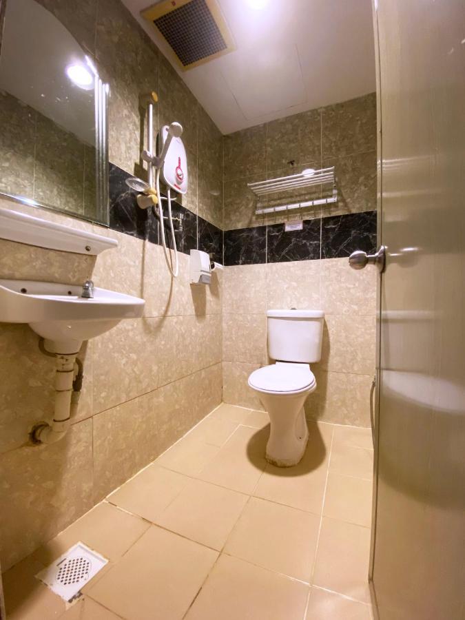 Mr Hotel Nusa Bestari Скудай Екстериор снимка